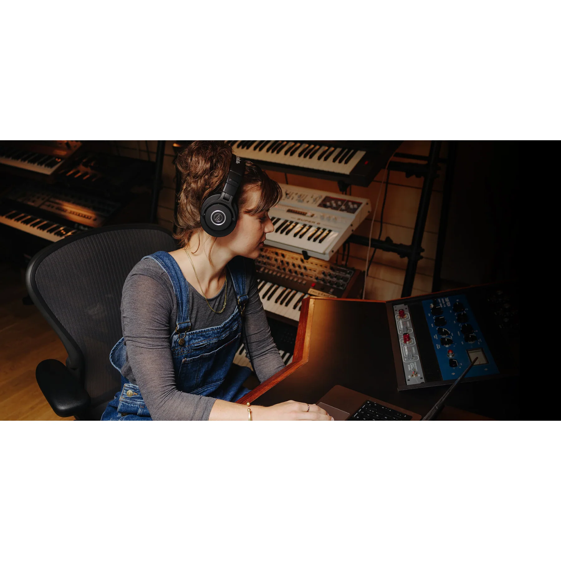 Audio Technica ATH-M40x Professional Studio Monitor Headphones - Image 3